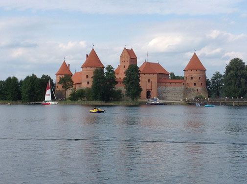 Liettuan historiaan oleellisesti liittyvä Trakain linna on erittäin merkittävä ja idyllinen nähtävyys.
