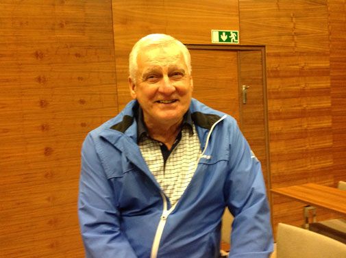 Tapani Ilkka sai 80-luvun puolivälissä Jukka Uunilan innostumaan golfista. 74-vuotias Ilkka kiertää edelleen maailmaa mailat mukanaan ja on vahva vaikuttaja Vierumäen golfia kehitettäessä.