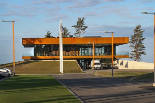 Pärnu Bayn jokaiseen ilmansuuntaan aukeava klubitalo on tavanomaista suurempi maamerkki golfkentän ytimessä